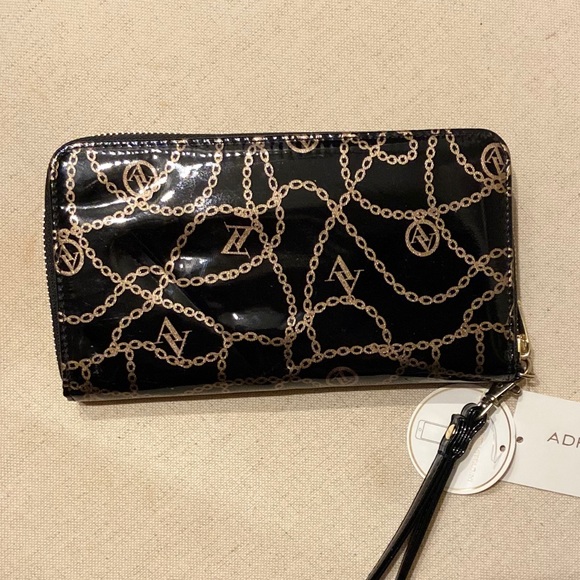 Adrienne Vittadini wristlet blackwGold chain print - Picture 2 of 5